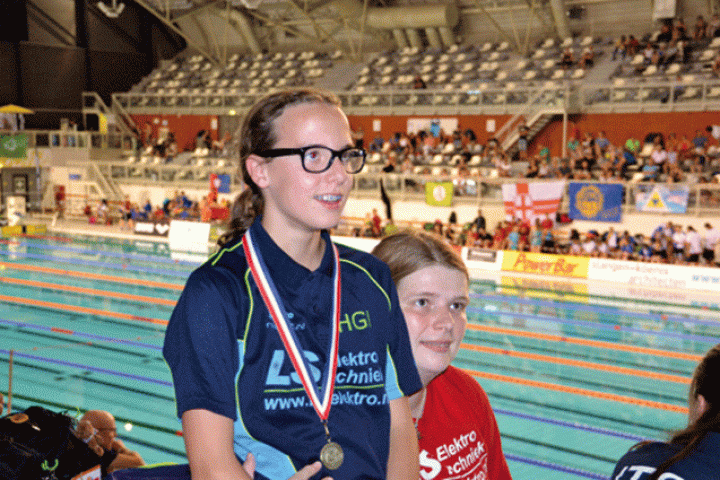 Britt van den Boom (NIMO) zwemt naar medailles op NK