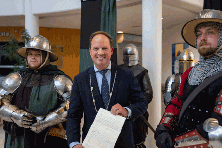 Burgemeester Landgraaf ontvangt middeleeuwse ridders op het Burgerhoes