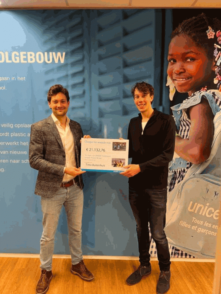 Timo (23) doneert zijn eerste jaarsalaris aan UNICEF: ‘Iedereen heeft de keuze om iets goeds te doen