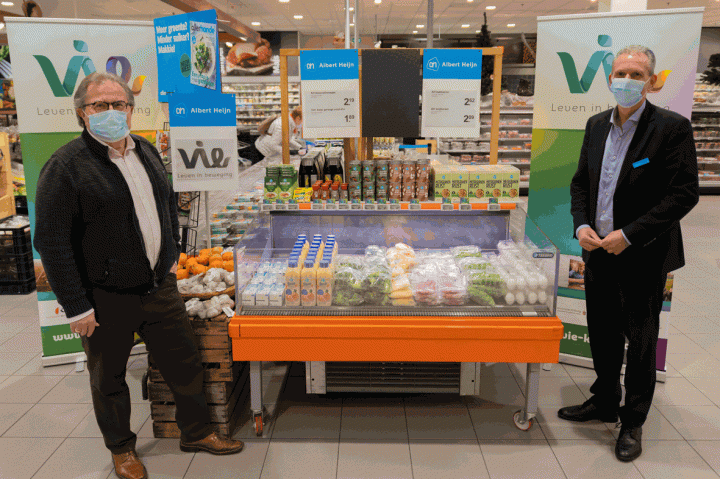 ‘Wethouder Huub Wiermans (links) en AH-supermarktmanager Ger Gootzen werken samen aan de gezondheid en vitaliteit van de inwoners van Kerkrade en Parkstad’.