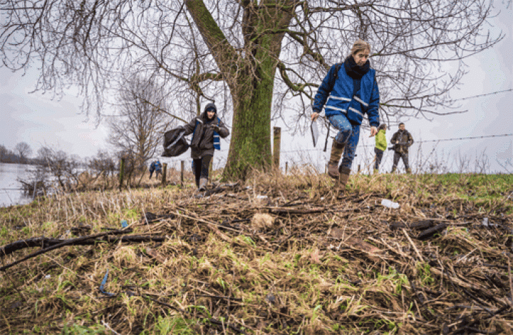 Gezocht: vrijwilligers die plastic afval op oevers van de Maas in kaart willen brengen