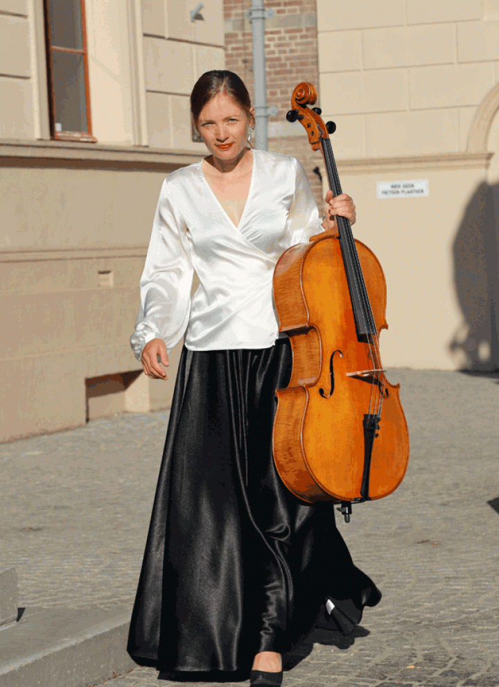 Celliste Hanneke Rouw geeft concert in Theater Landgraaf.