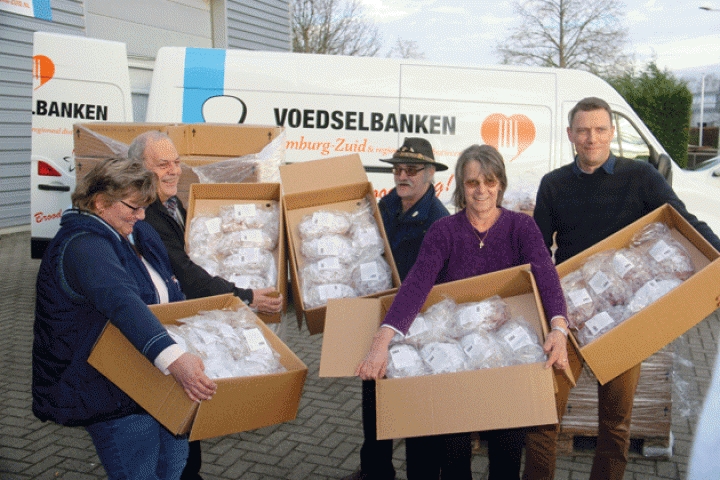 Kerststol voor 650 kerstpakketten Voedselbank